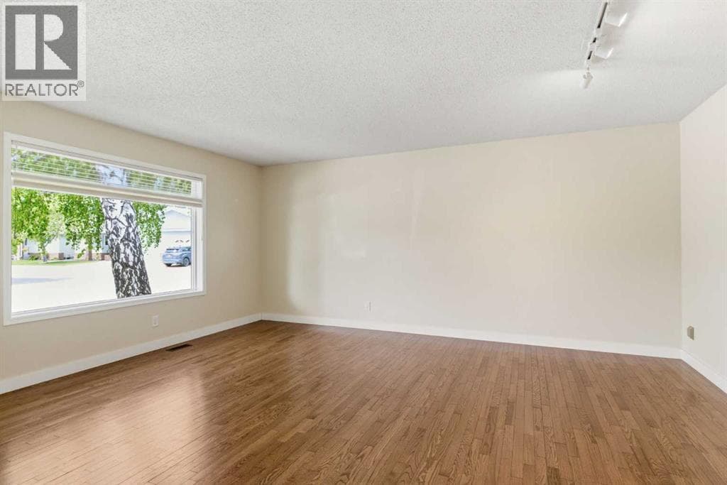 34 Vandoos Gardens NW — photo 5