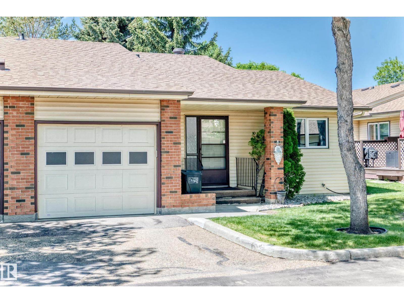 10822 11 AV NW