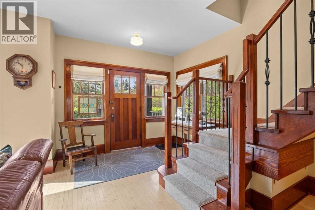 236 10 Avenue NE — photo 2
