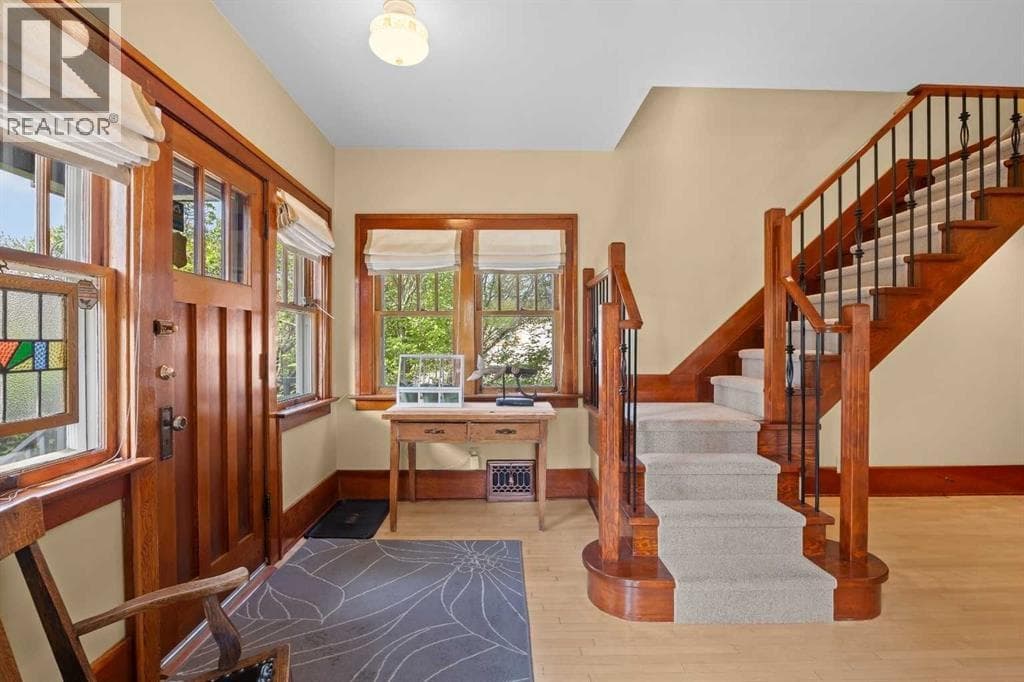 236 10 Avenue NE — photo 3