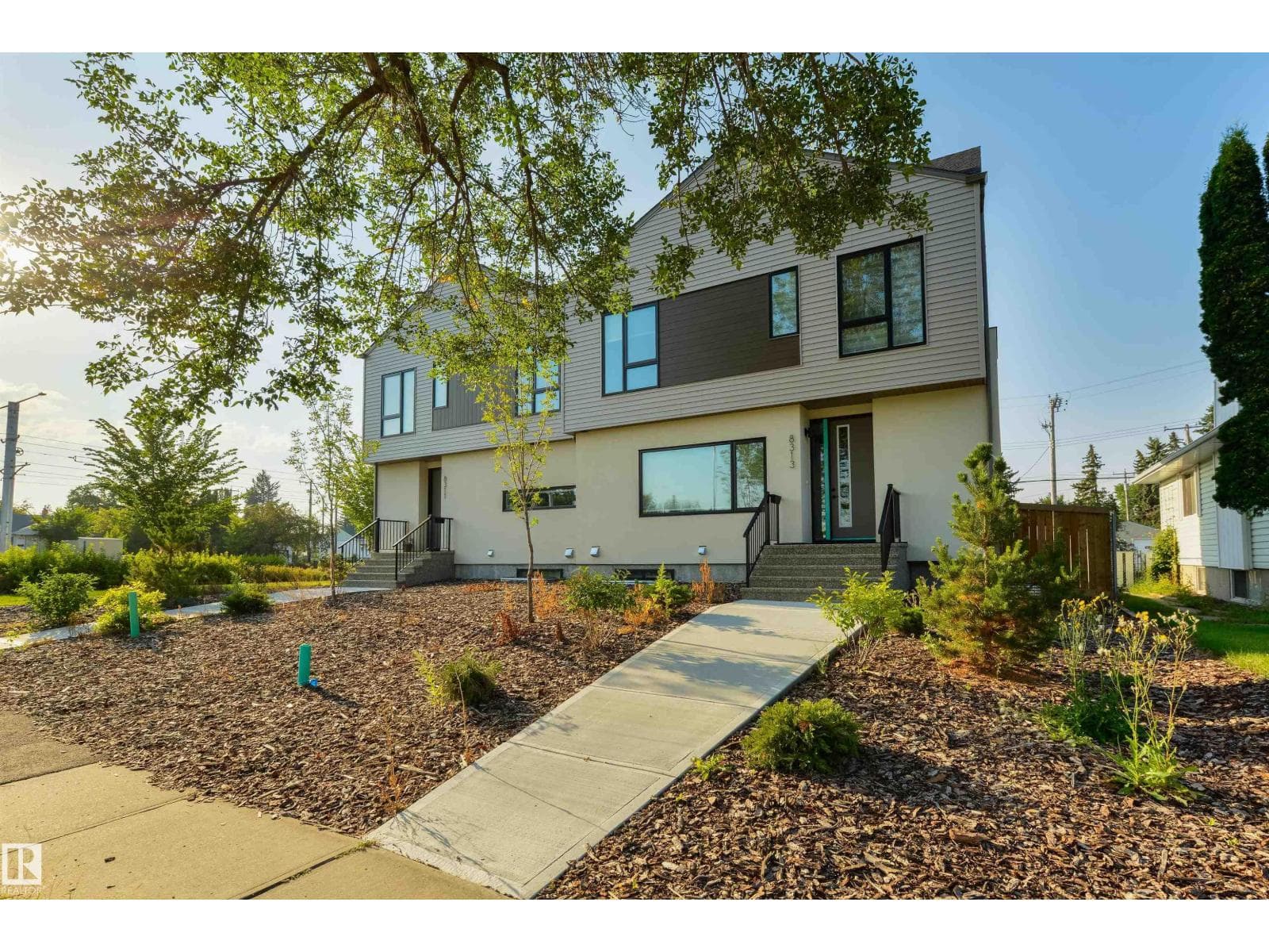 8313 76 AV NW