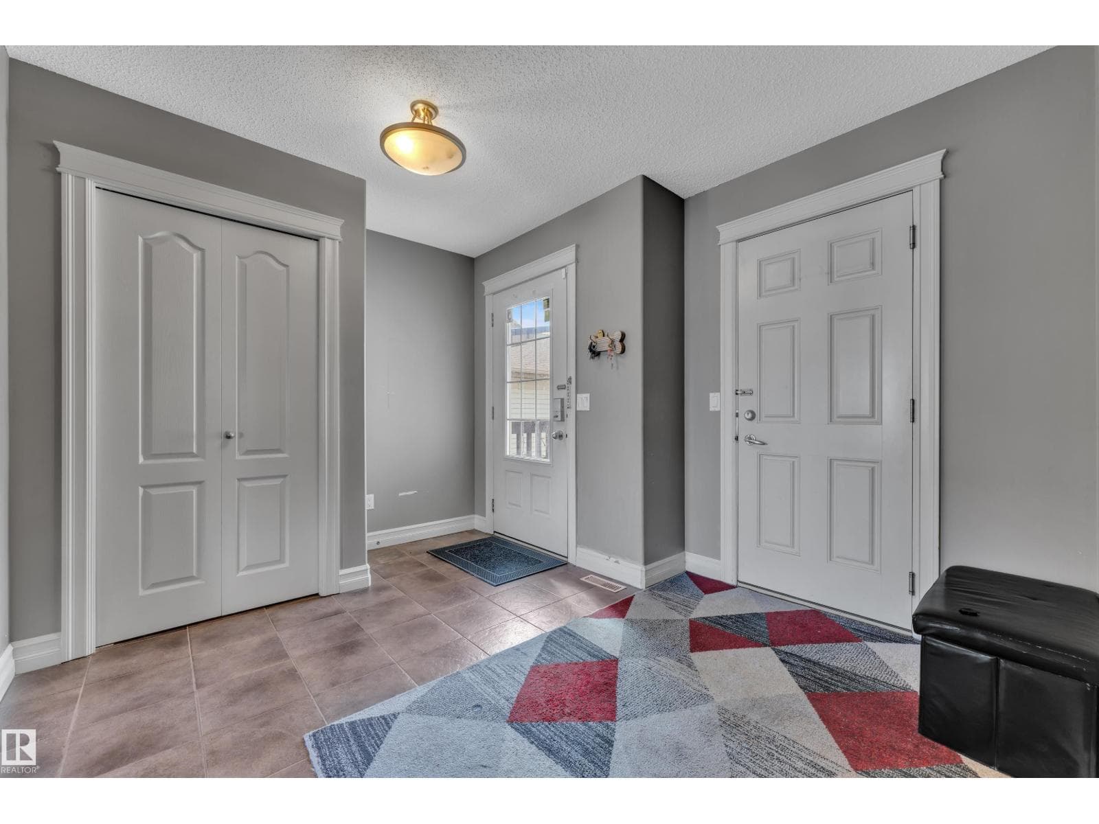 6116 11 AV SW — photo 2
