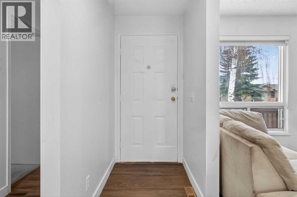 128 Castledale Crescent NE — photo 3