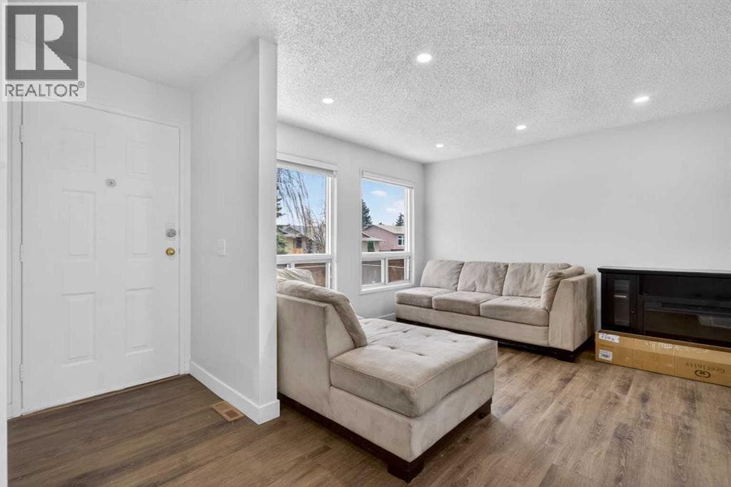 128 Castledale Crescent NE — photo 4