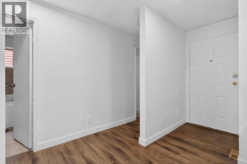 128 Castledale Crescent NE — photo 5