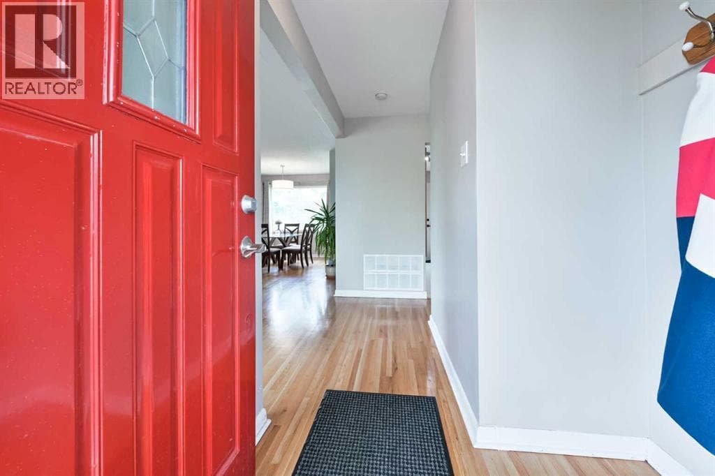 4027 19 Street NW — photo 3