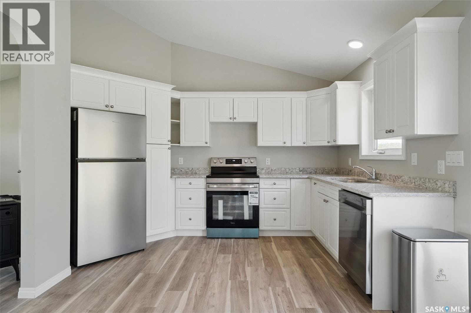 304 Railway AVENUE — photo 5