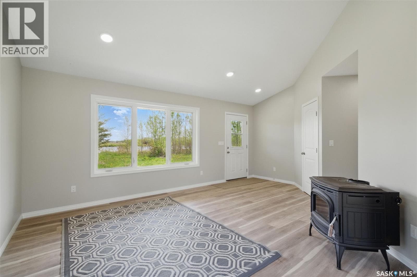 304 Railway AVENUE — photo 4
