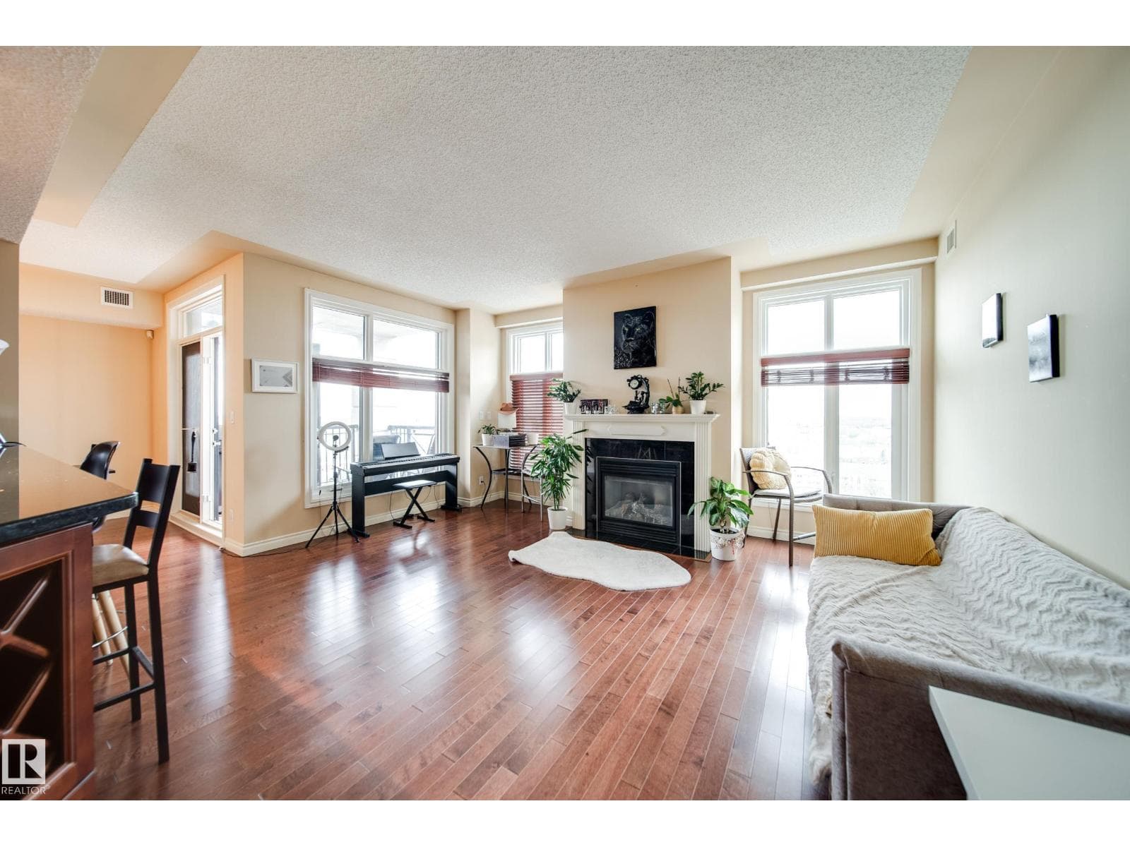 #1301 9020 JASPER AV NW — photo 2