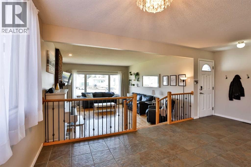99 Lemoyne Crescent W — photo 4