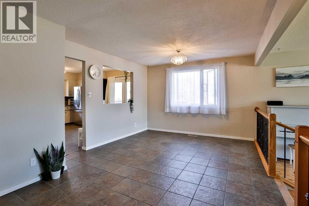 99 Lemoyne Crescent W — photo 3