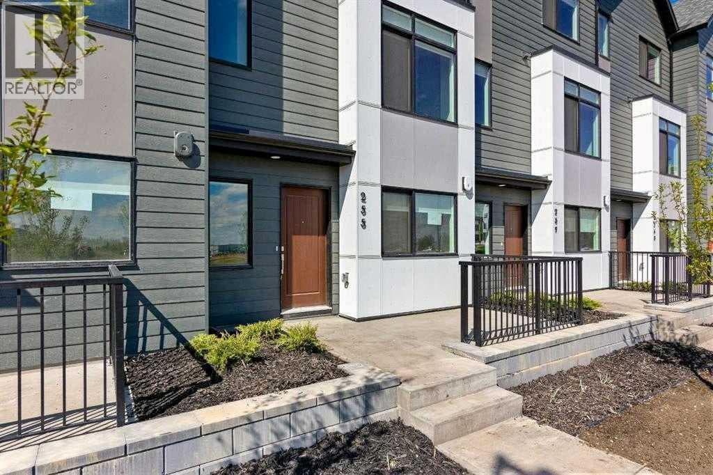 293 Dieppe Drive SW — photo 2