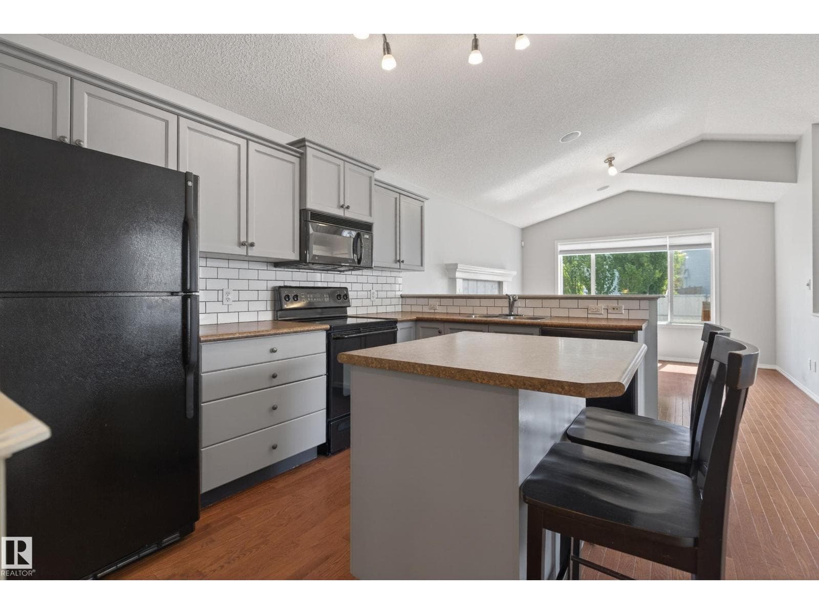 7815 14 AV SW — photo 4