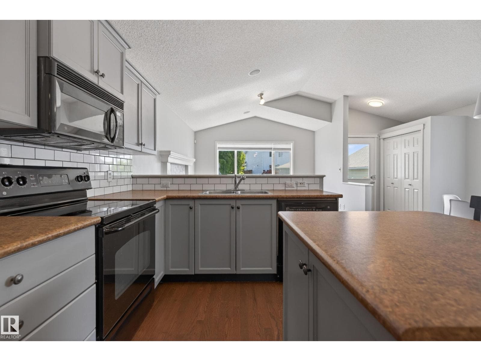 7815 14 AV SW — photo 5