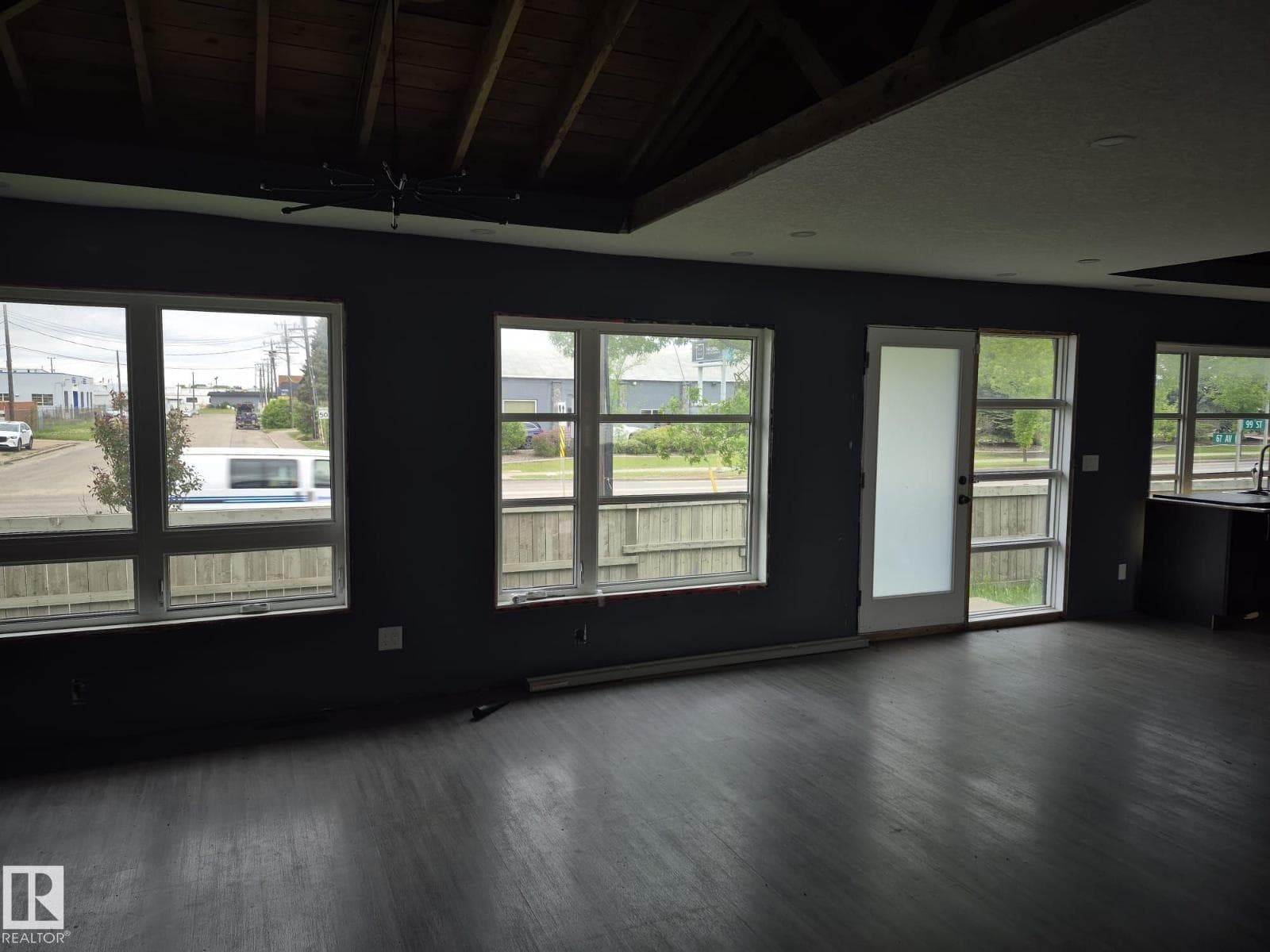 9859 67 AV NW — photo 2