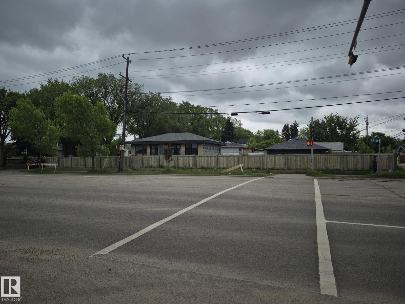9859 67 AV NW — photo 3