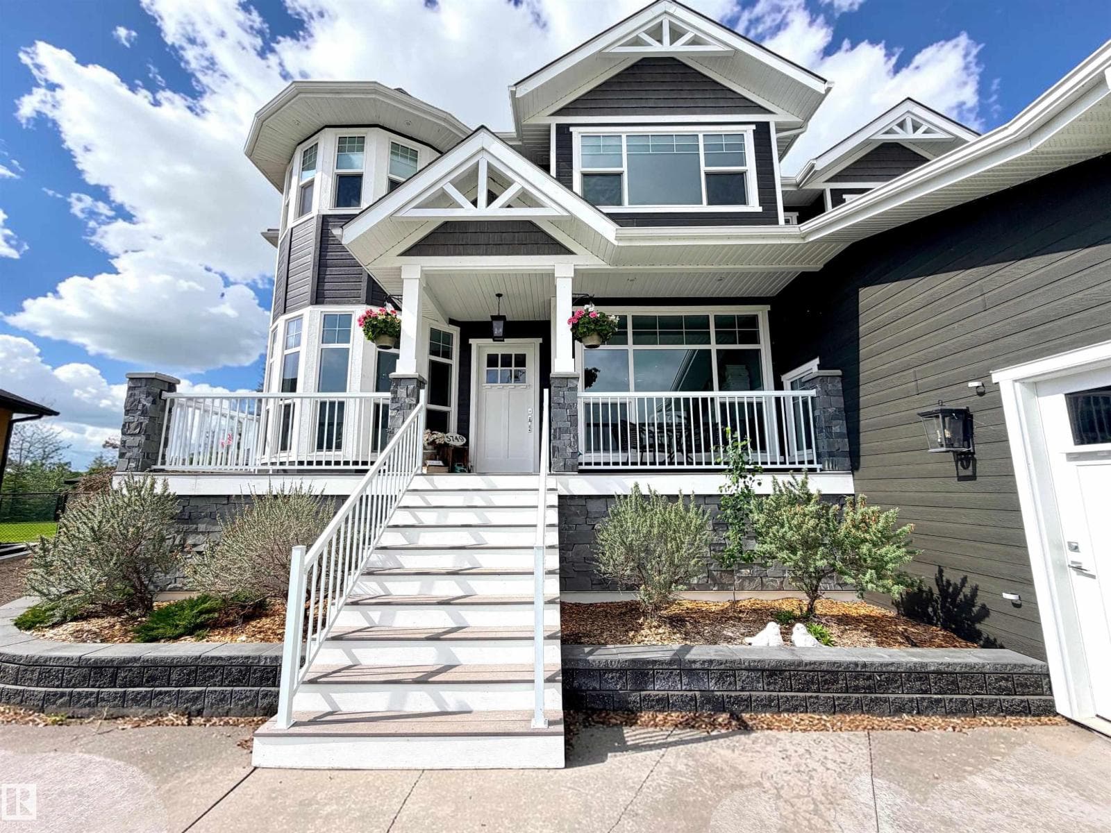 5749 43 AV — photo 3