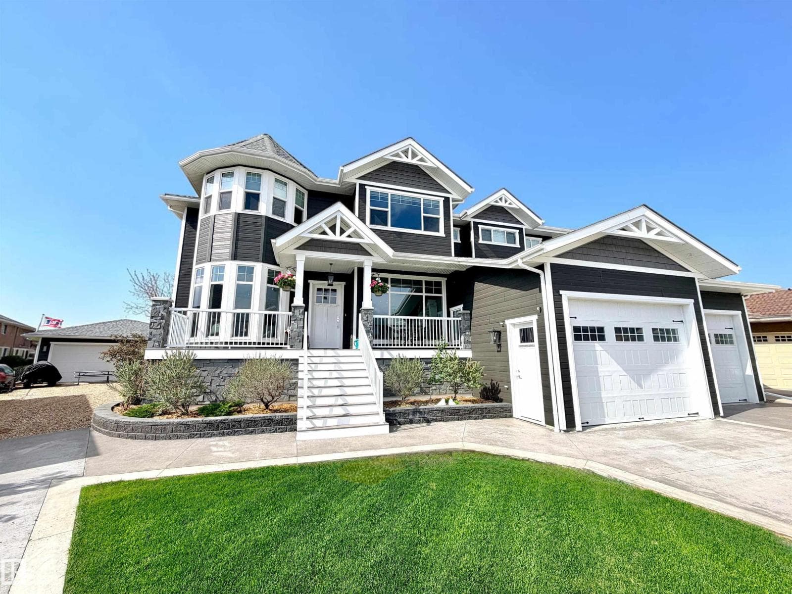 5749 43 AV — photo 2