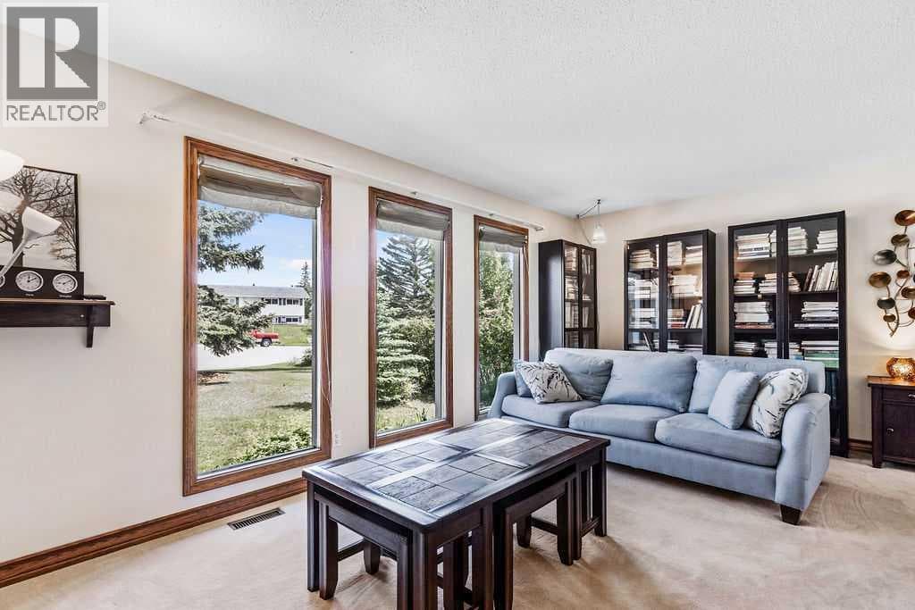 652 Dalmeny Hill NW — photo 3