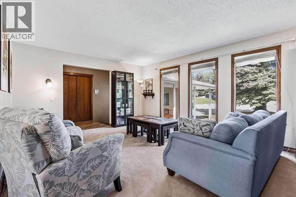 652 Dalmeny Hill NW — photo 4