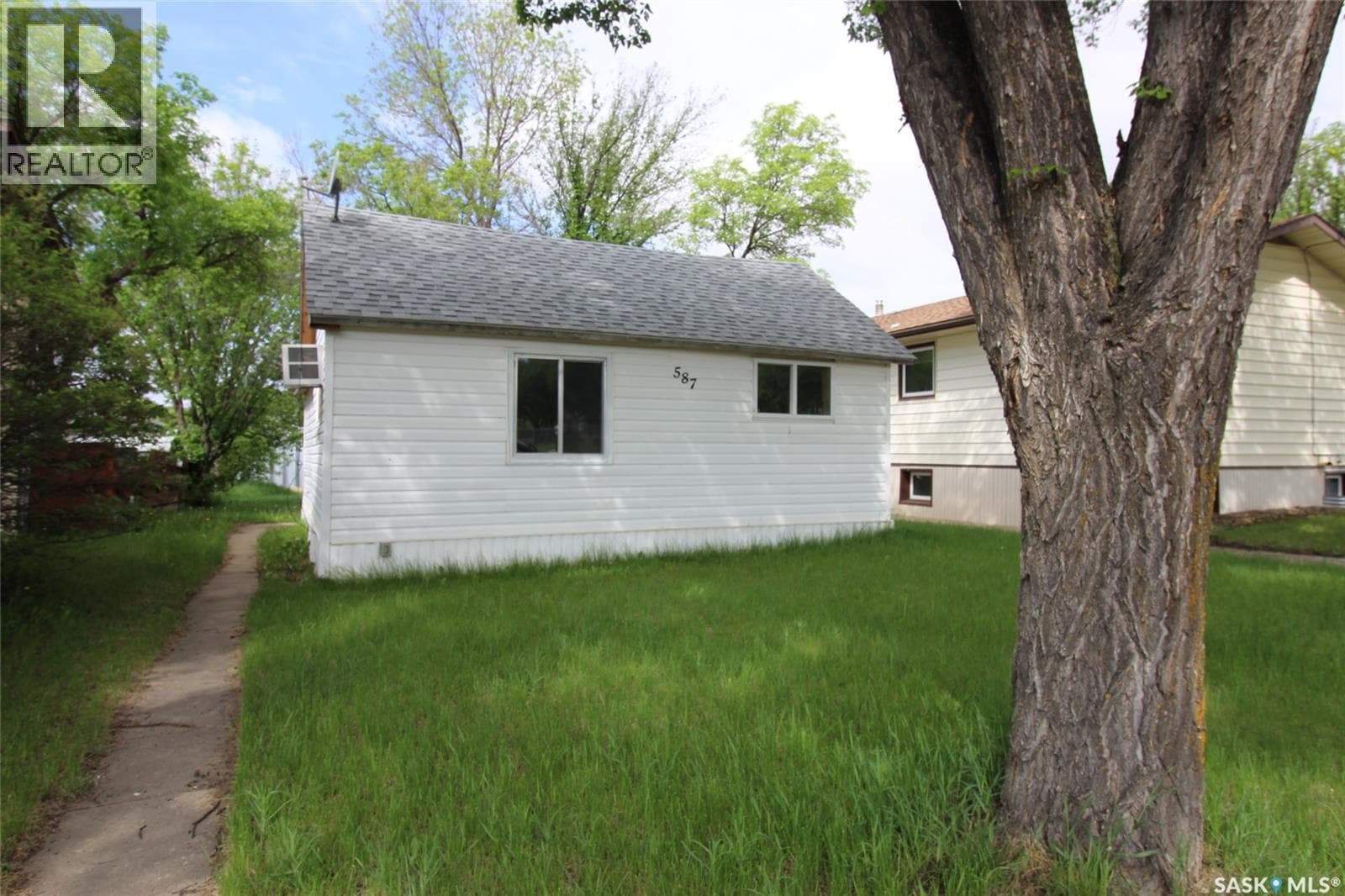 587 3rd STREET W
