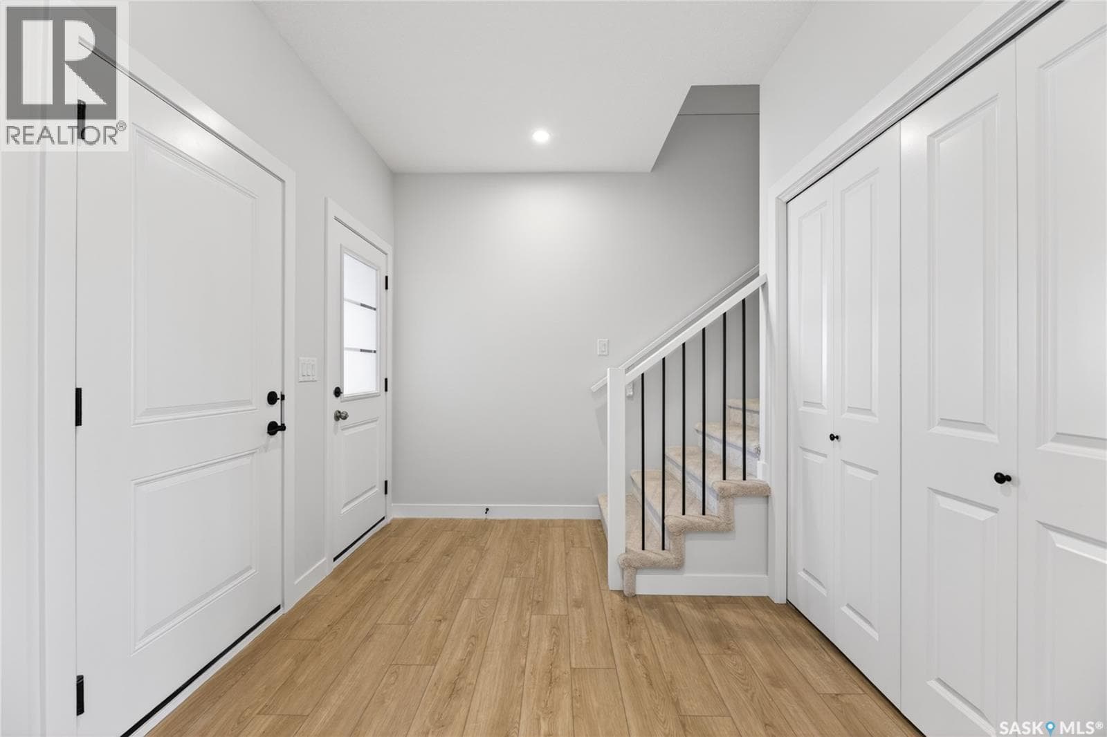 4 830 Brighton BOULEVARD — photo 2