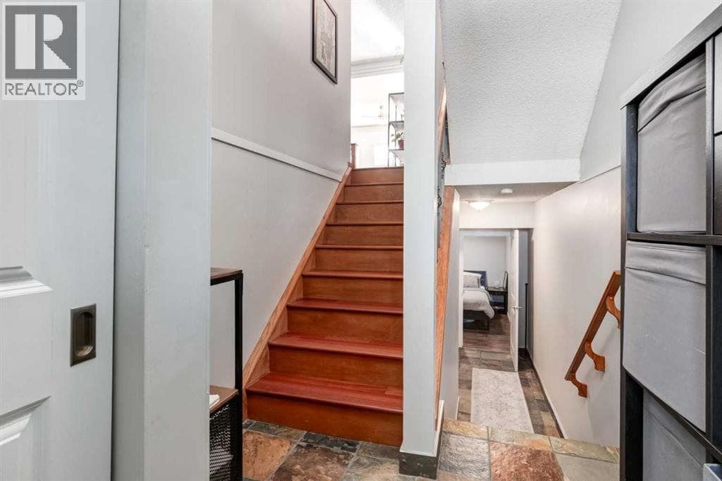 16, 5019 46 Avenue SW — photo 3