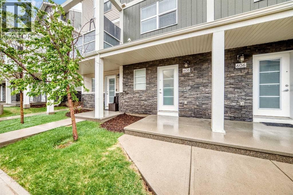 608 Redstone View NE