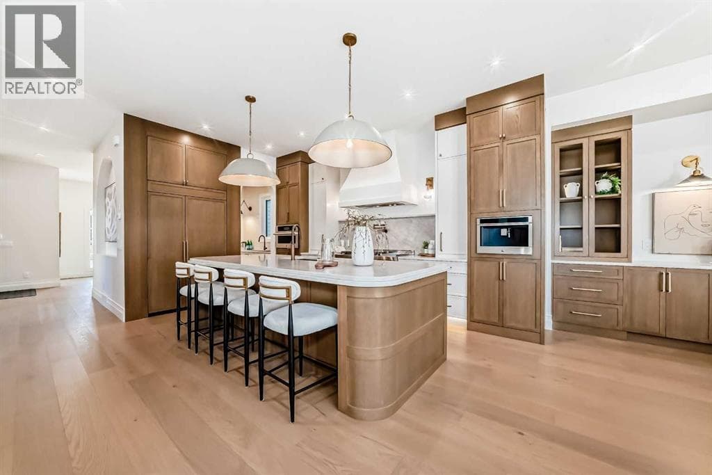 2032 52 Avenue SW — photo 2