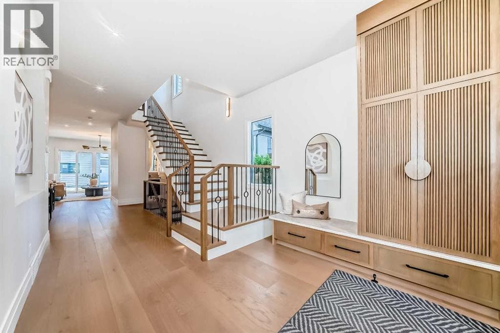 2032 52 Avenue SW — photo 4