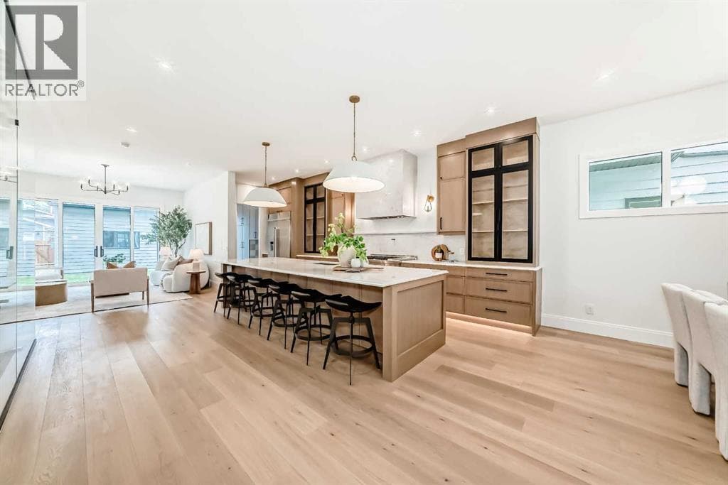 2034 52 Avenue SW — photo 3