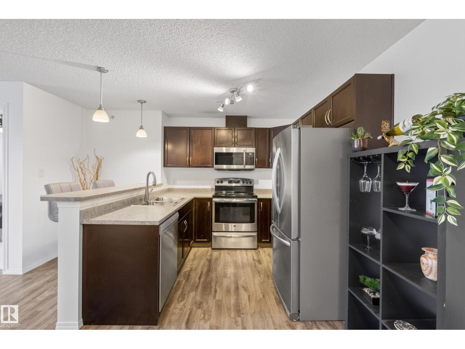 #414 5951 165 AV NW