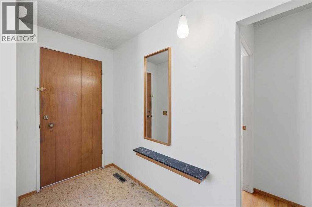 6111 34 Street SW — photo 2