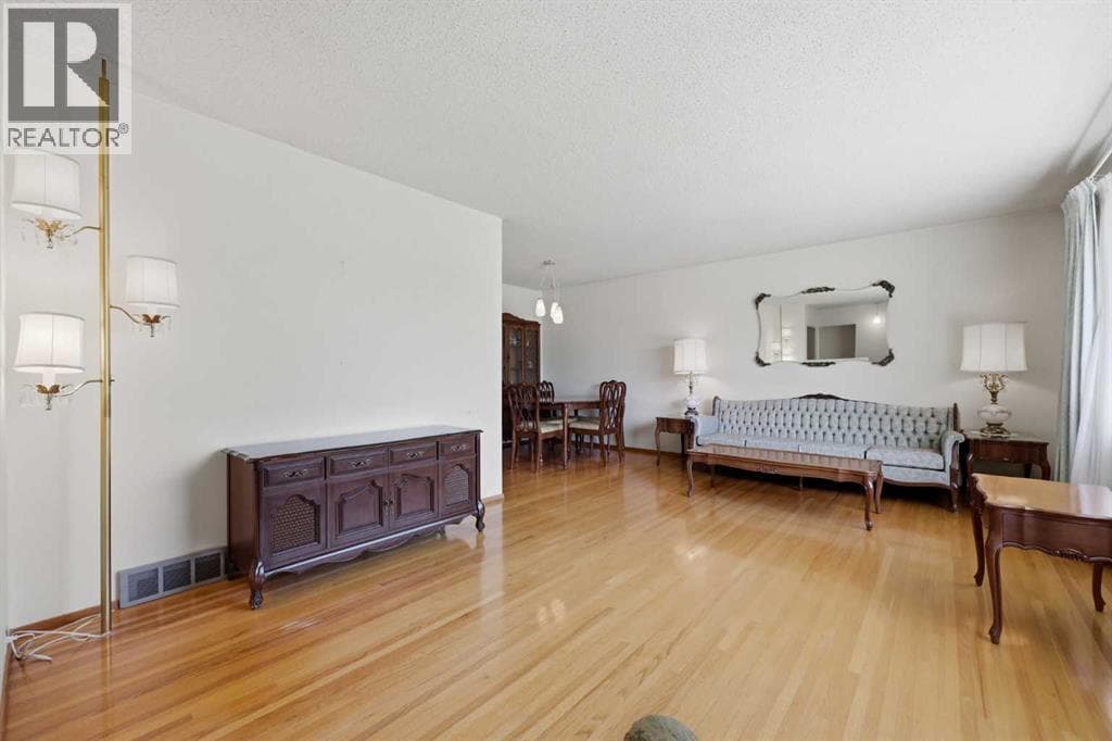 6111 34 Street SW — photo 3