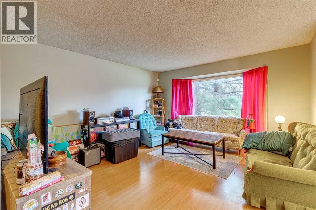 864 Queensland Drive SE — photo 4