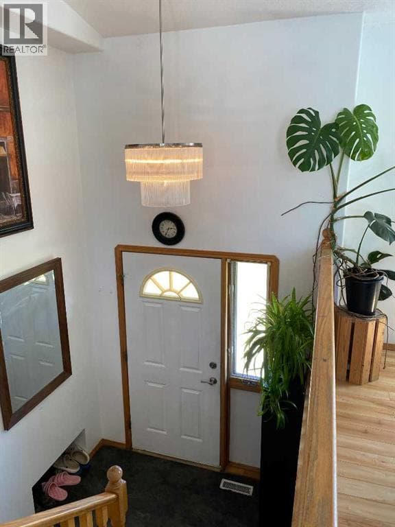 52 Upland Drive W — photo 2