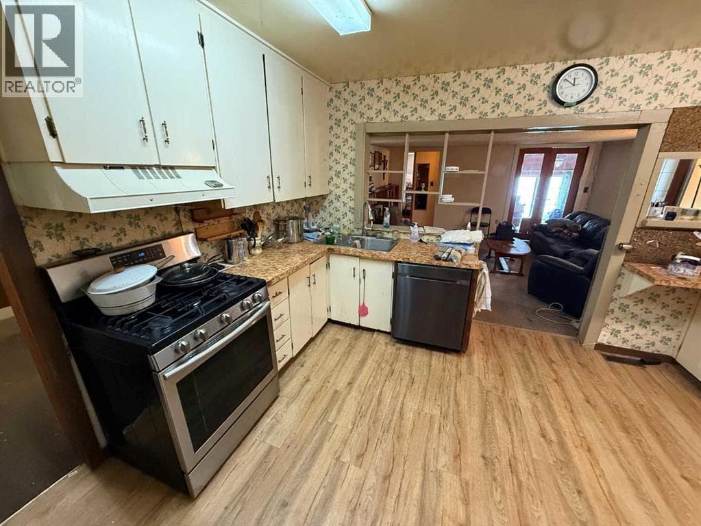 4933 Centre Street — photo 3