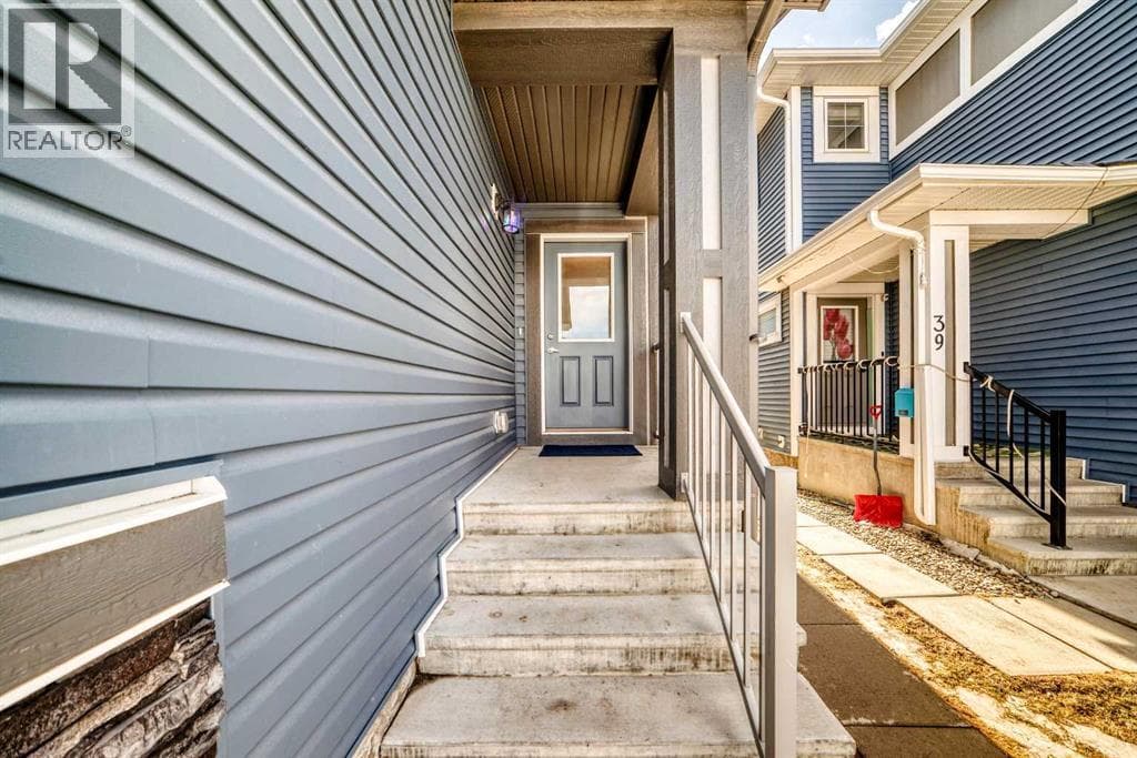 35 Lucas Terrace NW — photo 2