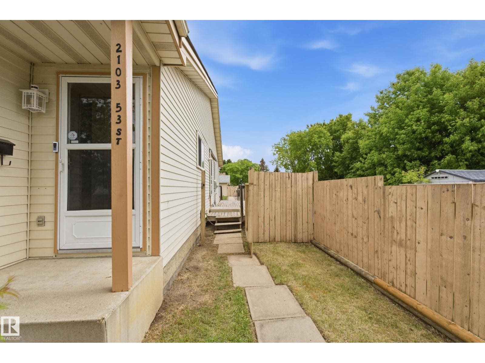 2103 53 ST NW — photo 4