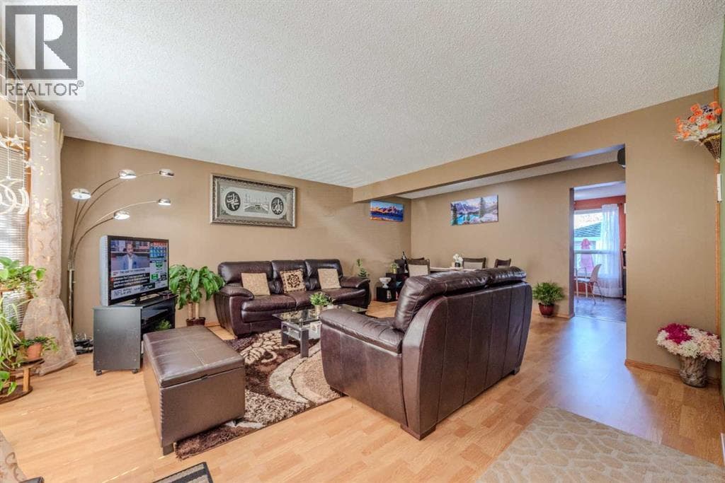 78 Queen Anne Close SE — photo 3