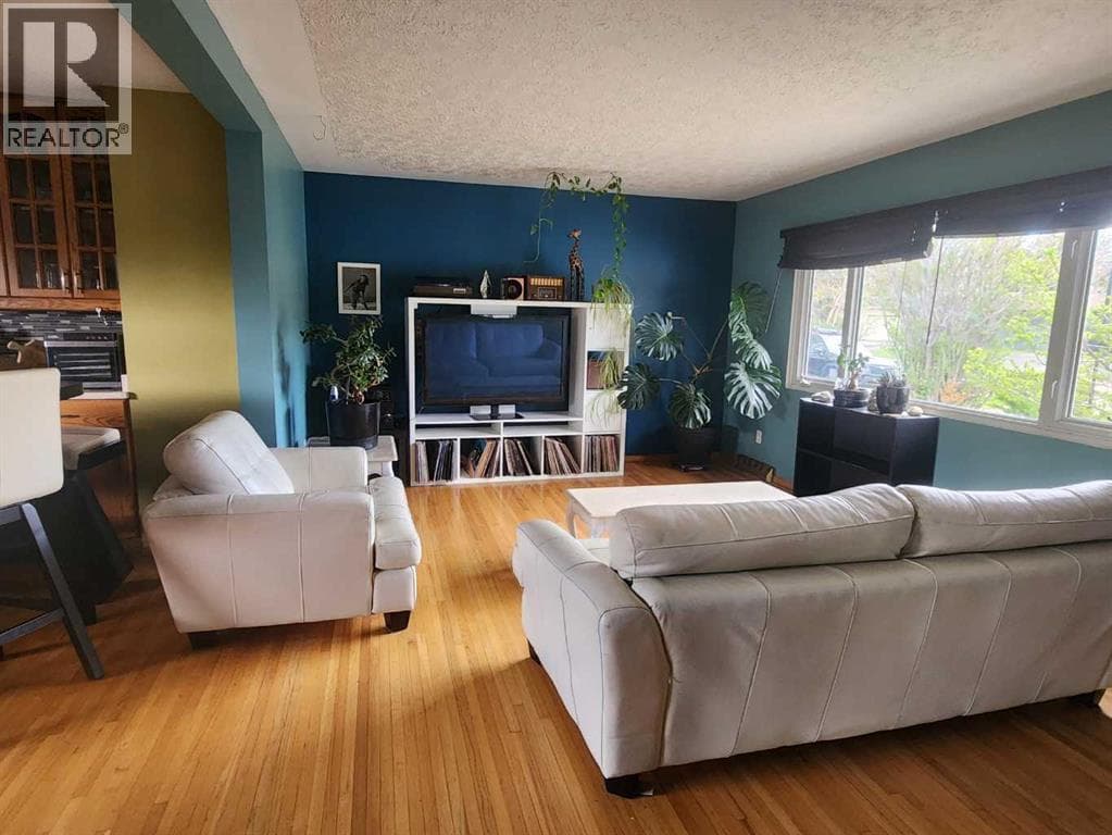 7304 5 Street SW — photo 3
