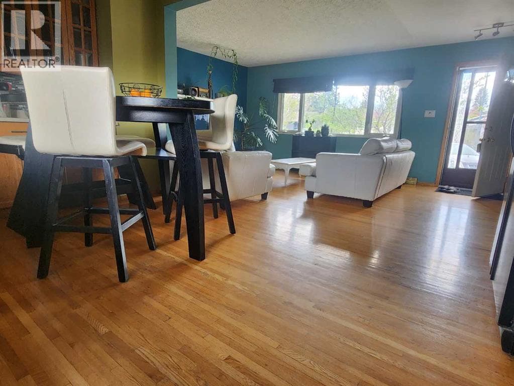 7304 5 Street SW — photo 4