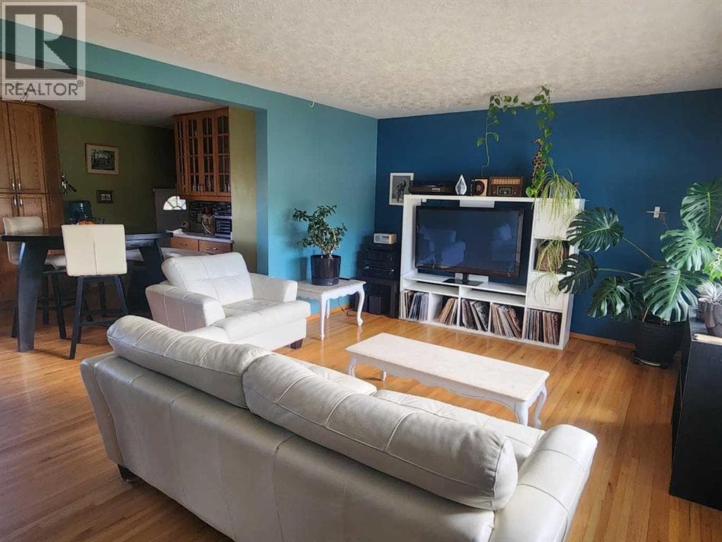 7304 5 Street SW — photo 5