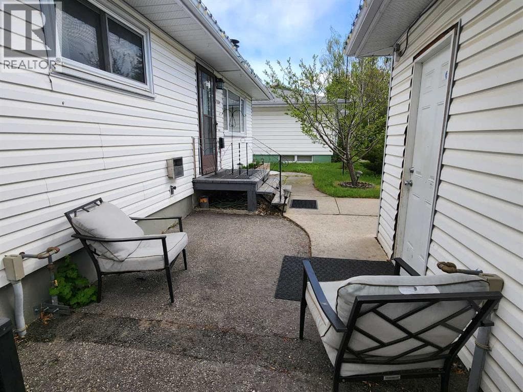 7304 5 Street SW — photo 2