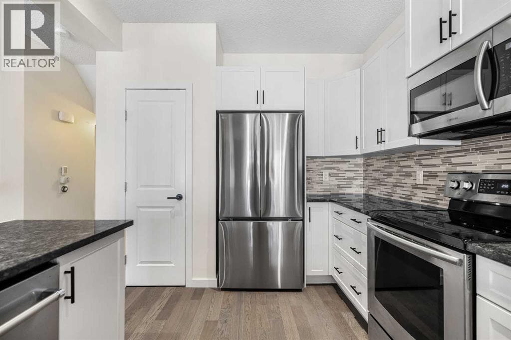 5 bed 4 bath single family at 6 Kingsbury Close SE — $679,900 — photo 12
