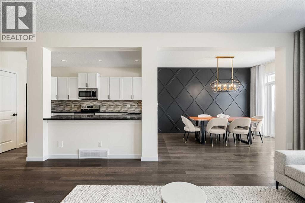 5 bed 4 bath single family at 6 Kingsbury Close SE — $679,900 — photo 6