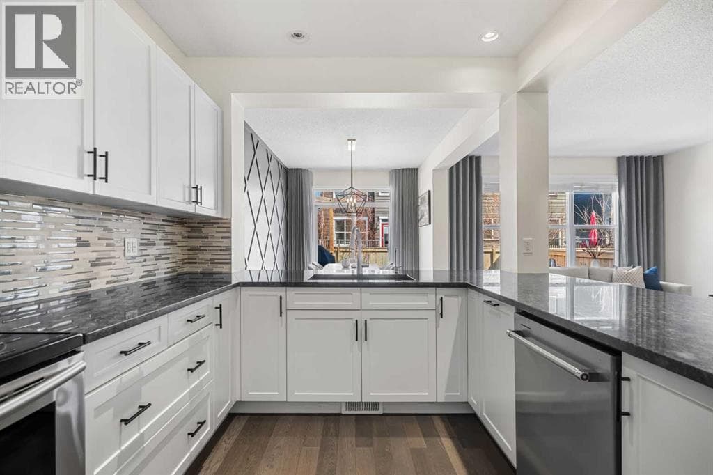 5 bed 4 bath single family at 6 Kingsbury Close SE — $679,900 — photo 9