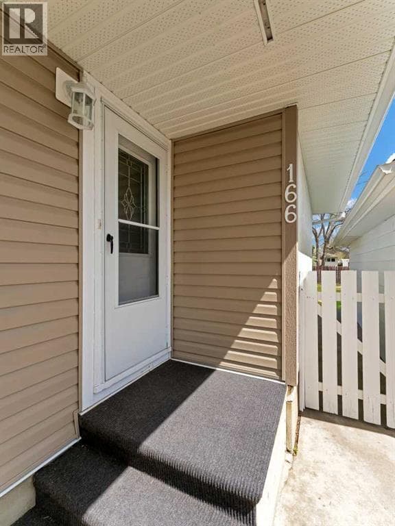 166 Mitchell Crescent NW — photo 4