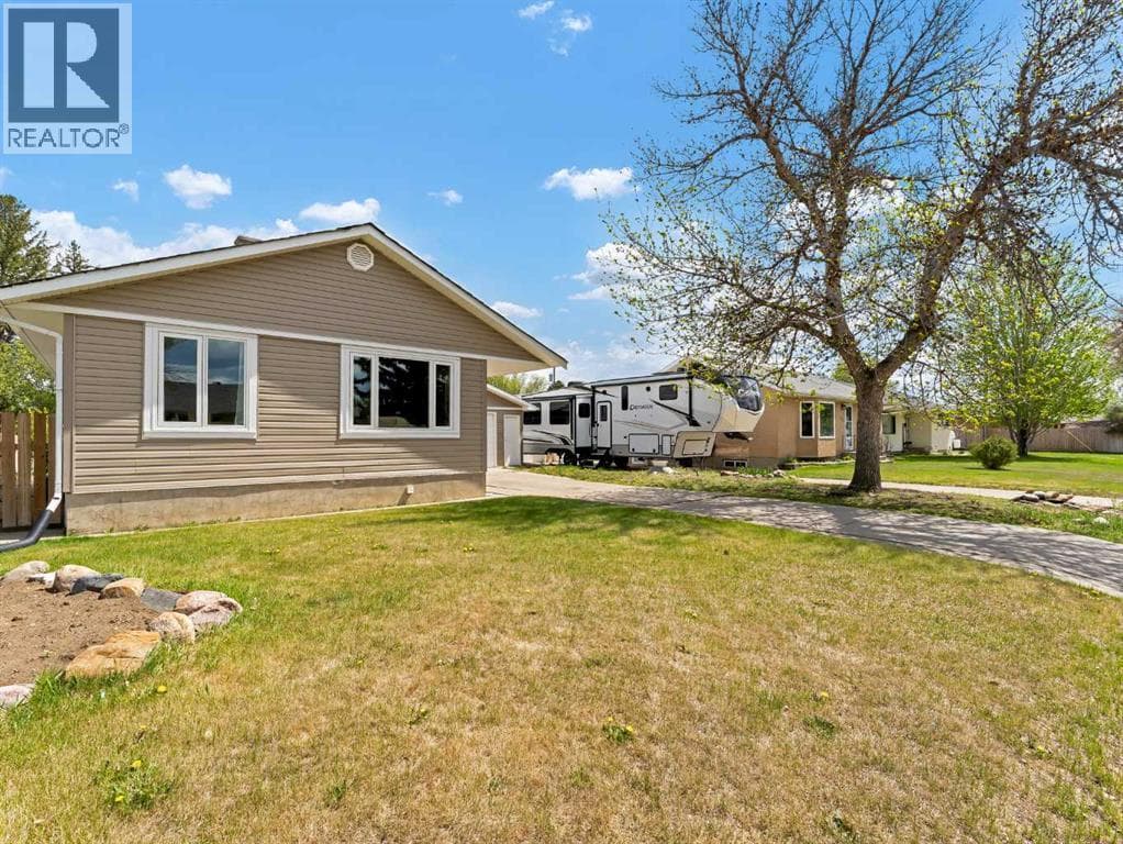 166 Mitchell Crescent NW — photo 2