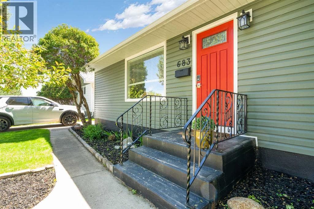 683 7 Street SW — photo 2
